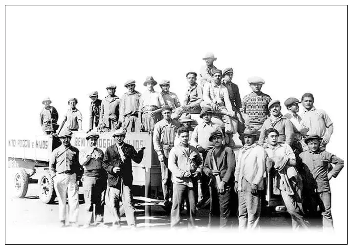 Imagen de Don Benito Roggio y un equipo de trabajadores en sus comienzos por 1908